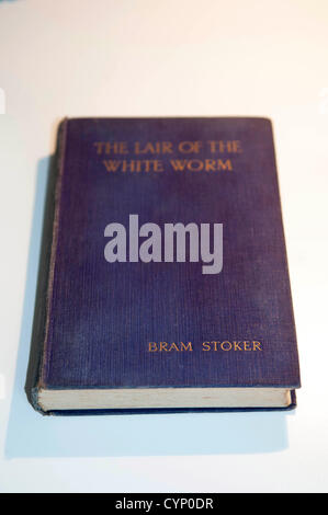 Bram Stoker Bücher - UK 8. November 2012: die Höhle des weißen Wurm Buches von der gefeierten Schriftsteller Bram Stoker auf seinem 165. Geburtstag heute. Dieses seltene Buch aus dem Jahre 1911 wurde von W.Foulsham und Co Ltd in Großbritannien ein Jahr vor seinem Tod veröffentlicht. Stockfoto