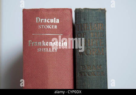 Bram Stoker Bücher - UK 8. November 2012: die Höhle des weißen Wurm Buches von der gefeierten Schriftsteller Bram Stoker auf seinem 165. Geburtstag heute. Das seltene Buch abgebildet ist, neben einem Buch von 1973, das Dracula enthält Stoker und Frankenstein von Mary Shelley. Stockfoto