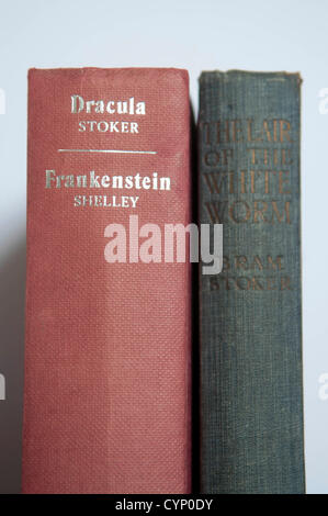 Bram Stoker Bücher - UK 8. November 2012: die Höhle des weißen Wurm Buches von der gefeierten Schriftsteller Bram Stoker auf seinem 165. Geburtstag heute. Das seltene Buch abgebildet ist, neben einem Buch von 1973, das Dracula enthält Stoker und Frankenstein von Mary Shelley. Stockfoto