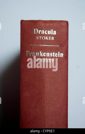 Bram Stoker Bücher - UK 8. November 2012: Dracula-Buch von der gefeierten Schriftsteller Bram Stoker auf seinem 165. Geburtstag heute. Dieses Buch 1973 verfügt auch über Frankenstein von Mary Shelley. Stockfoto