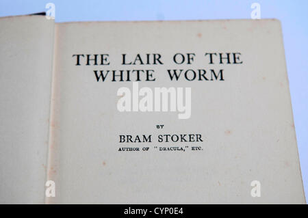 Bram Stoker Bücher - UK 8. November 2012: die Höhle des weißen Wurm Buches von der gefeierten Schriftsteller Bram Stoker auf seinem 165. Geburtstag heute. Dieses seltene Buch aus dem Jahre 1911 wurde von W.Foulsham und Co Ltd in Großbritannien ein Jahr vor seinem Tod veröffentlicht. Stockfoto