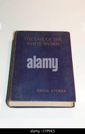 Bram Stoker Bücher - UK 8. November 2012: die Höhle des weißen Wurm Buches von der gefeierten Schriftsteller Bram Stoker auf seinem 165. Geburtstag heute. Dieses seltene Buch aus dem Jahre 1911 wurde von W.Foulsham und Co Ltd in Großbritannien ein Jahr vor seinem Tod veröffentlicht. Stockfoto