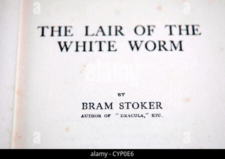 Bram Stoker Bücher - UK 8. November 2012: die Höhle des weißen Wurm Buches von der gefeierten Schriftsteller Bram Stoker auf seinem 165. Geburtstag heute. Dieses seltene Buch aus dem Jahre 1911 wurde von W.Foulsham und Co Ltd in Großbritannien ein Jahr vor seinem Tod veröffentlicht. Stockfoto