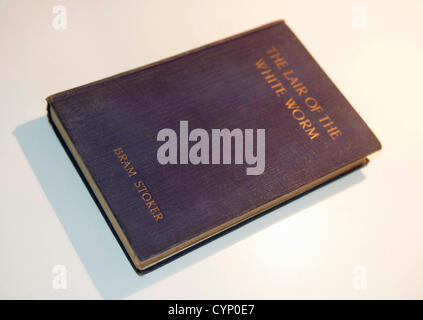 Bram Stoker Bücher - UK 8. November 2012: die Höhle des weißen Wurm Buches von der gefeierten Schriftsteller Bram Stoker auf seinem 165. Geburtstag heute. Dieses seltene Buch aus dem Jahre 1911 wurde von W.Foulsham und Co Ltd in Großbritannien ein Jahr vor seinem Tod veröffentlicht. Stockfoto