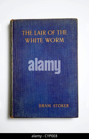 Bram Stoker Bücher - UK 8. November 2012: die Höhle des weißen Wurm Buches von der gefeierten Schriftsteller Bram Stoker auf seinem 165. Geburtstag heute. Dieses seltene Buch aus dem Jahre 1911 wurde von W.Foulsham und Co Ltd in Großbritannien ein Jahr vor seinem Tod veröffentlicht. Stockfoto