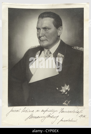 Hermann Göring - ein Widmungsfoto an General Hiroshi Oshima 1936, Großes Bild von Göring als Generaloberst mit Pour le mérite um den Hals. Bilderfassung mit der Unterschrift des Fotografen in Bleistift "Rob. Röhr Magdeburg"(?) und Görings handschriftliche Widmung in Tinte "General Oshima in wahrer Kameradschaft. Hermann Göring. Generaloberst. 1936'. An einer Stelle gebogen, die Kante an einer Stelle gerissen. Bild 30 x 23 cm, gesamt 37 x 26,5 cm. Hiroshi Oshima (1885-1975), General der Kaiserlich japanischen Armee und japanischer Botschafter in Berlin 1940 - 45. Hitl, Stockfoto