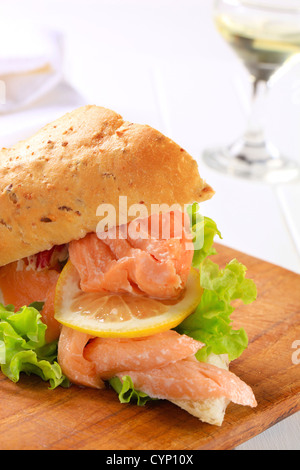 Vollkorn-Baguette mit Lachs Stockfoto