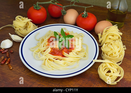 Tagliatelle und Basilikum mit Zutaten rundum Stockfoto