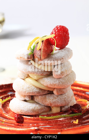 Halbmondförmige Vanille Kekse mit Pudding und Obst Stockfoto