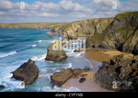 Carnewas und Bedruthan Steps an der Küste von North Cornwall zwischen Padstow und Newquay in Cornwall England UK Stockfoto