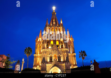 Mexiko, Bajio, San Miguel de Allende, La Parroquia de San Miguel Arcangel Kirche neogotische Fassade nachts beleuchtet. Stockfoto