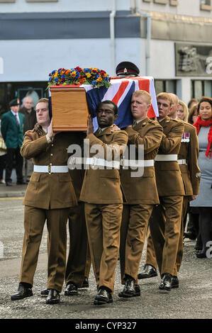 8. November 2012, Comber, Nordirland.  Mehr als 1000 Trauergäste nahmen an der Beerdigung von Corporal Channing Day (25) von 3 Medical Regiment, bei einer Schießerei tödlich verletzt wurde, während im Afghanistan.She dienen die dritte britische Frau, die während des Dienstes in Afghanistan seit 2001 gestorben war. Stockfoto