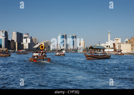 Skyline-Blick auf Dubai Creek mit traditionellen Boot Taxi Aktivität, Vereinigte Arabische Emirate Stockfoto