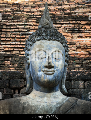 Eine antike Buddha-Statue im Geschichtspark Sukhothai, Thailand Stockfoto