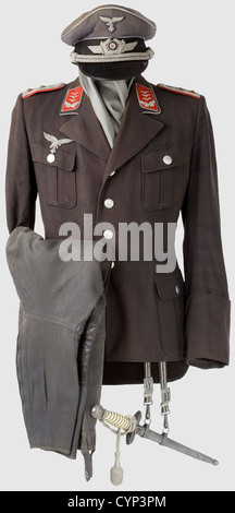 Eine Walking-out Uniform für einen Hauptmann, Flak Artillery.Visor Kappe aus blauem Gabardine mit schwarzem Mohair-Band, silberne Paspeln und silber-bestickte Insignien, silberne Kordel.bläuliche Seide Liner mit Gold gestempelt Etikett 'Litto-Mütze Wien Sonderklasse'.Sweatband in schlechtem Zustand, Ausrüstung gestempelt.Mantel der Luftwaffe blauen Gabardine mit silbernen Knöpfen, silber-Adler und Schulterplatten aufgenäht.Seide Kragen Liner in schlechtem Zustand, Mottenschäden.Breeches aus blauem Gabardine mit Lederbesatz.Offizierszahn mit weißem Griff, Kleiderbügel getragen, Zusatz-Rechte-Clearences-nicht verfügbar Stockfoto