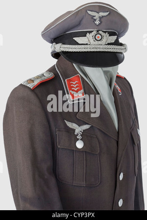 Eine Walking-out Uniform für einen Hauptmann, Flak Artillery.Visor Kappe aus blauem Gabardine mit schwarzem Mohair-Band, silberne Paspeln und silber-bestickte Insignien, silberne Kordel.bläuliche Seide Liner mit Gold gestempelt Etikett 'Litto-Mütze Wien Sonderklasse'.Sweatband in schlechtem Zustand, Ausrüstung gestempelt.Mantel der Luftwaffe blauen Gabardine mit silbernen Knöpfen, silber-Adler und Schulterplatten aufgenäht.Seide Kragen Liner in schlechtem Zustand, Mottenschäden.Breeches aus blauem Gabardine mit Lederbesatz.Offizierszahn mit weißem Griff, Kleiderbügel getragen, Zusatz-Rechte-Clearences-nicht verfügbar Stockfoto