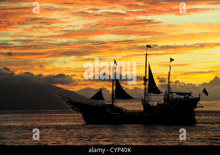 Mexico, Staat Jalisco, Puerto Vallarta, große alte Segelschiff auf See in den Pazifischen Ozean Silhouette bei Sonnenuntergang. Stockfoto