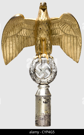 Ein Standard-Endmodell 35, für SS Cavalry Divisionen. Hohl-gearbeitet in Form eines vergoldeten sitzenden Adlers mit ausgebreiteten Flügeln, in seinen Talonen ein versilberter Eichenblattkranz mit Inset, poliertem Hakenkreuz. Die versilberte(getönte)Fassung, mit Rückseitenschlitz für die Querlatte, signiert 'Gahr München 1935'. Gesamthöhe ca. 29 cm. Von größter Seltenheit,historisch,1930er,20th century,Waffen-SS,bewaffnete Division der SS,bewaffneter Dienst,bewaffnete Dienste,NS,Nationalsozialismus,Nationalsozialismus,Drittes Reich,Deutsches Reich,Deutschland,Militär,Militaria,Utensil,Ausrüstungsstück,Zusatzrechte-Clearences-nicht vorhanden Stockfoto
