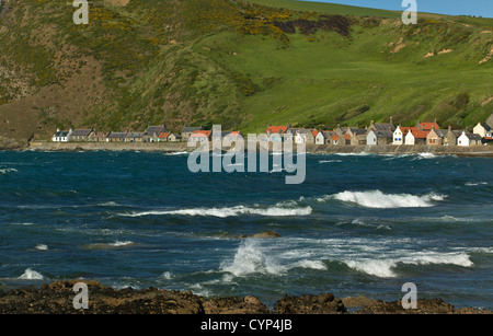 CROVIE EIN KÜSTEN-DORF NORD OST SCHOTTLAND ÜBER DIE BUCHT VON GESEHEN Stockfoto