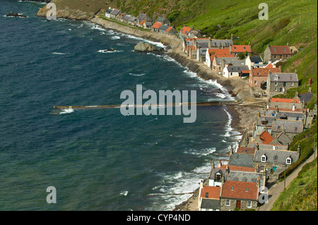 CROVIE VON DEN KLIPPEN OBERHALB DER HÄUSER. KLEINEN KÜSTEN-DORF VON ABERDEENSHIRE-SCHOTTLAND Stockfoto