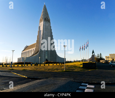 Die Kirche Hallgrímskirkja Reykjavík, Island, und Leif Erikson Statue im hellen Sonnenlicht im Herbst Stockfoto