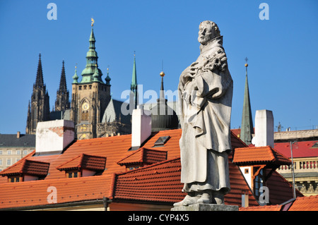 Prag, Tschechische Republik. Statue: Saint Philip Benizi de Damiani / St Philip Benitius auf der Karlsbrücke. Burg / Dom hinter Stockfoto