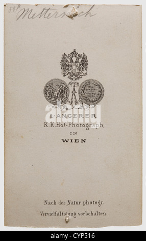 Klemens Wenzel Lothar Prinz von Metternich(1773 - 1859)- zwei persönliche Siegel des österreichischen Staatsmannes, Silber, graviert und mit Amethysten, Türkisen, Granaten und Korallen gesetzt. Das Monogramm 'M' unter dem Grafen-Koronett (vor 1813) in Karneol schneiden. Höhe 6 cm. Schöne Wiener Juwelierarbeit. Dunkles Horn und Stahl. Der Griff mit flachem Knauf und facettiertem Schaft. Die vertikal ovale Siegelmatrix aus Stahl und mit dem großen fürstlichen Wappen der Familie von Metternich (nach 1813) geschnitten. Höhe 10 cm. Prinz von Metternich,österreichischer Diplomat,Zusatzrechte-Clearences-nicht vorhanden Stockfoto