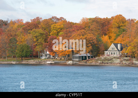 New York, Thousand Islands, St.-Lorenz-Strom. Heimatinsel im Herbst entlang der amerikanischen Narrows. Stockfoto
