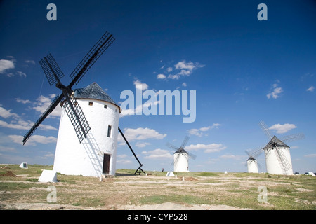 Gruppe von weißen Mühlen in La Mancha, Spanien Stockfoto