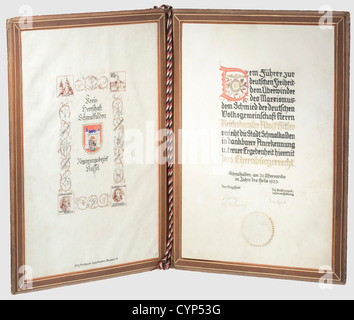 Adolf Hitler - Ehrenbürgerpreis der Stadt Schmalkalden,1933,EINE prächtige kalligraphische Pergamenturkunde,mit der Inschrift,teils in Farbe und teils in Gold,(übertr.)'an den Führer der deutschen Freiheit,den Eroberer des Marxismus,den Fälscher der Deutschen Gemeinschaft,Reichskanzler Adolf Hitler,die Stadt Schmalkalden verleiht Staatsbürgerschaft in dankbarer Anerkennung und Loyale Hingabe am 20. Ostermond (April) im Jahr der Erlösung 1933.' Mit der Signatu historisch,historisch,1930er,20th century,NS,National SoC,Zusatzrechte-Clearences-nicht vorhanden Stockfoto