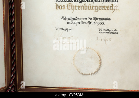 Adolf Hitler - Ehrenbürgerpreis der Stadt Schmalkalden,1933,EINE prächtige kalligraphische Pergamenturkunde,mit der Inschrift,teils in Farbe und teils in Gold,(übertr.)'an den Führer der deutschen Freiheit,den Eroberer des Marxismus,den Fälscher der Deutschen Gemeinschaft,Reichskanzler Adolf Hitler,die Stadt Schmalkalden verleiht Staatsbürgerschaft in dankbarer Anerkennung und Loyale Hingabe am 20. Ostermond (April) im Jahr der Erlösung 1933.' Mit der Signatu historisch,historisch,1930er,20th century,NS,National SoC,Zusatzrechte-Clearences-nicht vorhanden Stockfoto