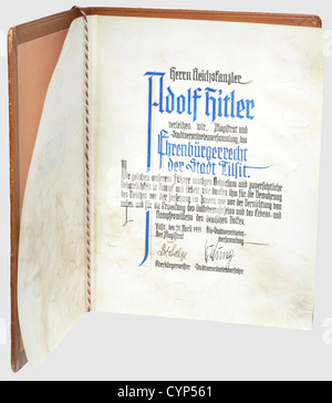 Adolf Hitler - Ehrenbürgerpreis der Stadt Tilsit,1933,KALLIGRAPHISCHES Pergamentzertifikat mit der blau/schwarzen Inschrift(transl.)"an Reichskanzler Adolf Hitler,wir,die Magistrate und der Stadtrat,verleihen Ehrenbürgerwürde der Stadt Tilsit...Tilsit,20. April 1933.die Magistrate - der Stadtrat".mit den Unterschriften des herrn, Dr.Salge und des Bürgermeisters direktor des stadtrates.in einem braunen Ledermappe mit dem überlagertem emaillierten Stadtwappen.Diemnsions 40 x 31 cm.interessante Ehrenbürgerwürde, Zusatzrechte-Clearences-nicht vorhanden Stockfoto