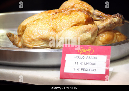 Ganze Brathähnchen zum Verkauf in spanischen Schaufenster, Preis in Euro, Madrid, Spanien, Espana Stockfoto