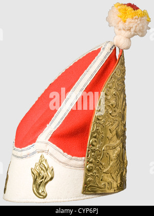 Eine Grenadiermütze, von Infanterie-Regiment Nr. 25 von Kalckstein. Frontalschild, hinten Trophäenschild und seitliche Flammenapplikationen aus gestanztem Messing. Stoffteile und Ledereinlage authentisch restauriert, die Plattenteile stammen wahrscheinlich aus den Kasseler Theaterstücken und sind daher alt, aber nicht zeitgemäß. Die Grenadierkappe wird von einer Expertise von Klaus-Peter Merta vom Deutschen Historischen Museum begleitet, die die Metallteile entgegen unserer Sicht als zeitgenössisch, historisch, historisch, 19. Jahrhundert, Preußen, Deutschland, Deutschland, Militar, Zusatzrechte-Clearences-nicht verfügbar identifiziert Stockfoto