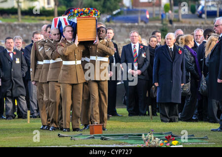 8. November 2012, Comber, Nordirland.  Mehr als 1000 Trauergäste nahmen an der Beerdigung von Corporal Channing Day (25) von 3 Medical Regiment, bei einer Schießerei tödlich verletzt wurde, während im Afghanistan.She dienen die dritte britische Frau, die während des Dienstes in Afghanistan seit 2001 gestorben war. Stockfoto