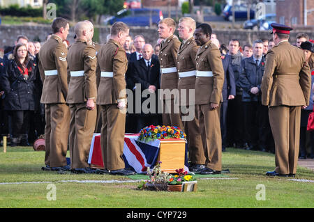 8. November 2012, Comber, Nordirland.  Mehr als 1000 Trauergäste nahmen an der Beerdigung von Corporal Channing Day (25) von 3 Medical Regiment, bei einer Schießerei tödlich verletzt wurde, während im Afghanistan.She dienen die dritte britische Frau, die während des Dienstes in Afghanistan seit 2001 gestorben war. Stockfoto