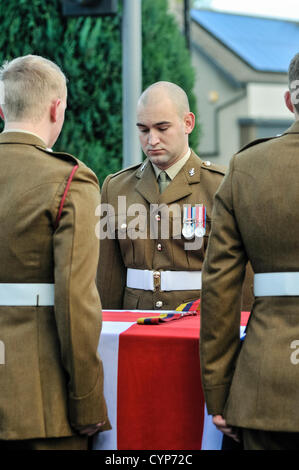 8. November 2012, Comber, Nordirland.  Mehr als 1000 Trauergäste nahmen an der Beerdigung von Corporal Channing Day (25) von 3 Medical Regiment, bei einer Schießerei tödlich verletzt wurde, während im Afghanistan.She dienen die dritte britische Frau, die während des Dienstes in Afghanistan seit 2001 gestorben war. Stockfoto