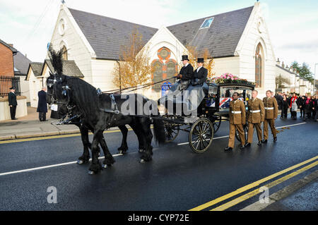 8. November 2012, Comber, Nordirland.  Mehr als 1000 Trauergäste nahmen an der Beerdigung von Corporal Channing Day (25) von 3 Medical Regiment, bei einer Schießerei tödlich verletzt wurde, während im Afghanistan.She dienen die dritte britische Frau, die während des Dienstes in Afghanistan seit 2001 gestorben war. Stockfoto