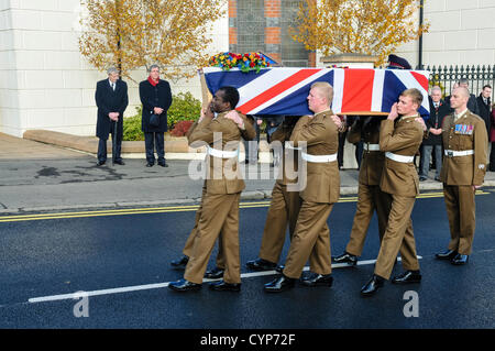 8. November 2012, Comber, Nordirland.  Mehr als 1000 Trauergäste nahmen an der Beerdigung von Corporal Channing Day (25) von 3 Medical Regiment, bei einer Schießerei tödlich verletzt wurde, während im Afghanistan.She dienen die dritte britische Frau, die während des Dienstes in Afghanistan seit 2001 gestorben war. Stockfoto