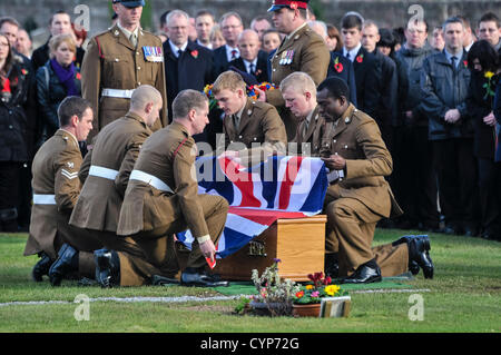 8. November 2012, Comber, Nordirland.  Mehr als 1000 Trauergäste nahmen an der Beerdigung von Corporal Channing Day (25) von 3 Medical Regiment, bei einer Schießerei tödlich verletzt wurde, während im Afghanistan.She dienen die dritte britische Frau, die während des Dienstes in Afghanistan seit 2001 gestorben war. Stockfoto