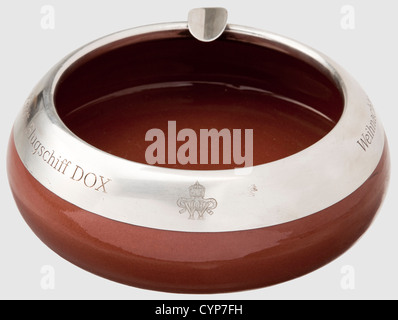 Friedrich Christiansen,der erfolgreichste Marineflieger des Ersten Weltkriegs - ein Geschenkaschenbecher von Kaiser Wilhelm II. 1931,Kaiserliche Majolika Manufaktur Cadinen,rotbraunes Steinzeug,der Sockel mit dem eingeprägten Manufakturzeichen. Silberbefestigung mit dem Kennzeichen '925' und umliegender Widmungsgravur 'Captain Christiansen Commander Airship DO X - Christmas 1931' (transl.) und der gekrönten Chiffre 'WH' von Kaiser Wilhelm und seiner Frau Hermine. Durchmesser 19 cm, historisch, historisch, 1930er, 20. Jahrhundert, Truppe, Truppen, Streitkräfte, Militär, Militaria, Armee, Flügel, zusätzliche Rechte-Clearences-nicht verfügbar Stockfoto