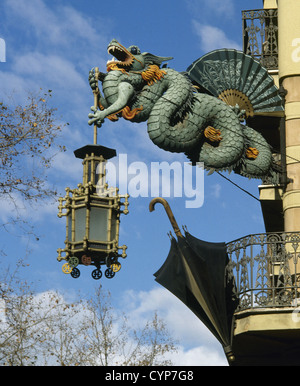 Spanien. Katalonien. Barcelona. Haus Bruno Cuadros oder Haus der Regenschirm. Modernisme-Stil. Detail Drache. Stockfoto