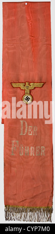 Oberleutnant Herbert Schramm(1913 - 1943)- ein Kranzflügel von Adolf Hitler, rot, bewässerte Seide (etwas verblasst, verschmiert) mit Goldfransen. An einem Ende der persönliche Nationaladler Hitlers in Gold-Stickerei auf rotem Tuch mit Aufschrift 'der Führer' in Gold gedruckt, das andere Ende mit Hitlers Standard als Oberbefehlshaber der Streitkräfte in Gold-bestickter Seide auf rotem Grund, mit schwarz-weißen Seidenapplikationen. Gesamtlänge ca. 390 cm. Enthalten ist ein Foto von Herbert Schramm im Ritterkreuz, sowie ein großformatiges Foto von h,Additional-Rights-Clearences-not available Stockfoto