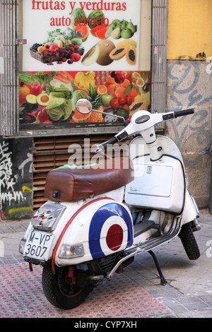 Vespa-Roller geparkt auf Straße, Madrid, Spanien Stockfoto