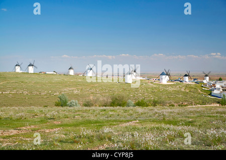 Gruppe von weißen Mühlen in La Mancha, Spanien Stockfoto