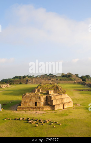 Archäologische Stätte Ruinen des Monticulo J und Edifio I H und G-Gebäude auf dem zentralen Platz amerikanischen kulturellen Kulturen Stockfoto