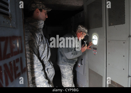 Senior Airman Jared Brotsky, von der West Virginia Air National Guard 130. Bauingenieur-Geschwader und Sgt. 1. Klasse Marty N Stockfoto