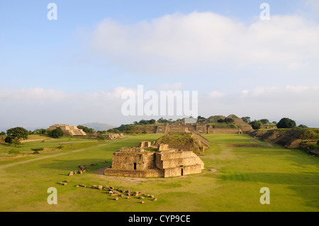 Archäologische Stätte Ruinen des Monticulo J und Edifio I H und G-Gebäude auf dem zentralen Platz amerikanischen kulturellen Kulturen Stockfoto