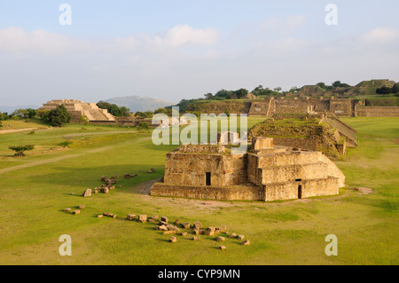 Archäologische Stätte Ruinen des Monticulo J und Edifio I H und G-Gebäude auf dem zentralen Platz amerikanischen kulturellen Kulturen Stockfoto