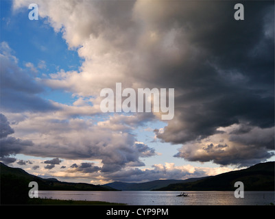Sommer Sturmwolken sammeln über See und niedrige Hügel am Loch Tay, Schottland Stockfoto